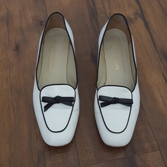 Vintage - Ruben Cassin White & Black Bow Loafers - Picture 3 of 7